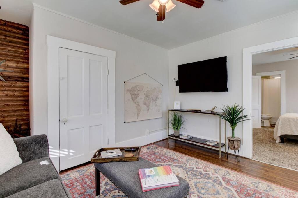 Cedar Blossom Bungalow Is A Cozy Getaway With A 5 Minute Walk To Downtown! 温泉城 外观 照片