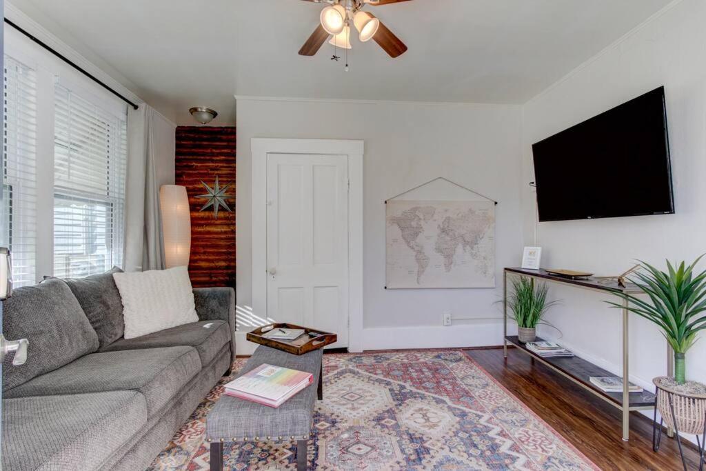 Cedar Blossom Bungalow Is A Cozy Getaway With A 5 Minute Walk To Downtown! 温泉城 外观 照片