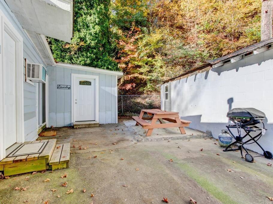 Cedar Blossom Bungalow Is A Cozy Getaway With A 5 Minute Walk To Downtown! 温泉城 外观 照片