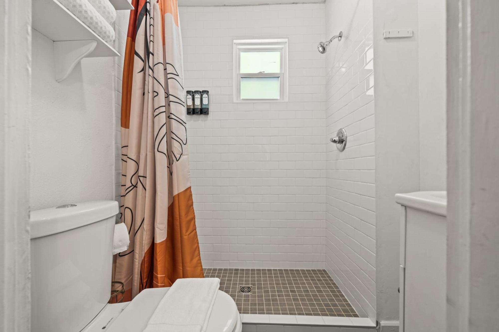 Cedar Blossom Bungalow Is A Cozy Getaway With A 5 Minute Walk To Downtown! 温泉城 外观 照片