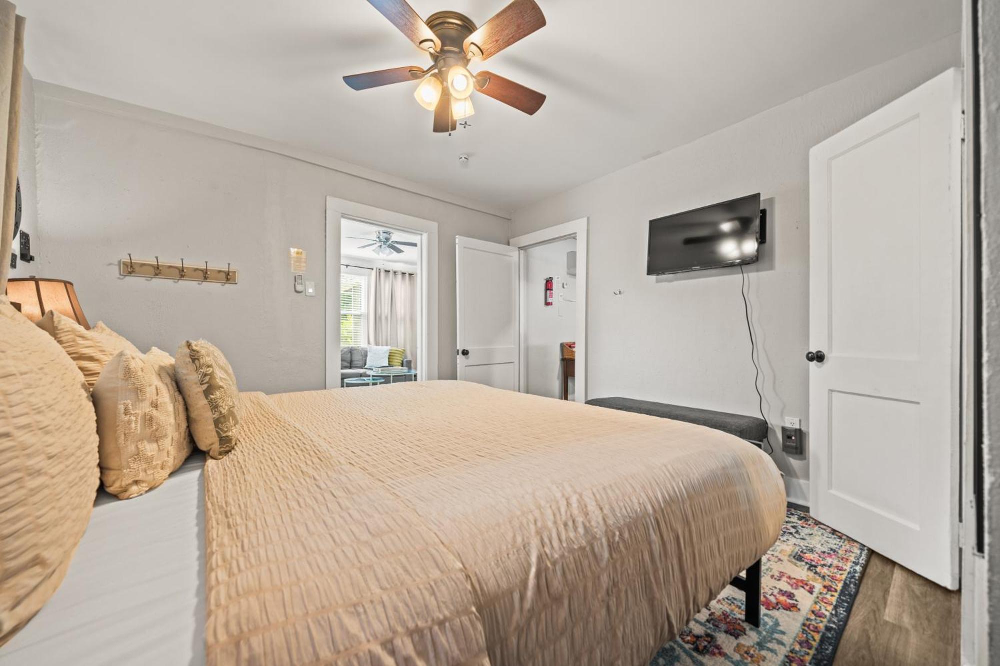 Cedar Blossom Bungalow Is A Cozy Getaway With A 5 Minute Walk To Downtown! 温泉城 外观 照片
