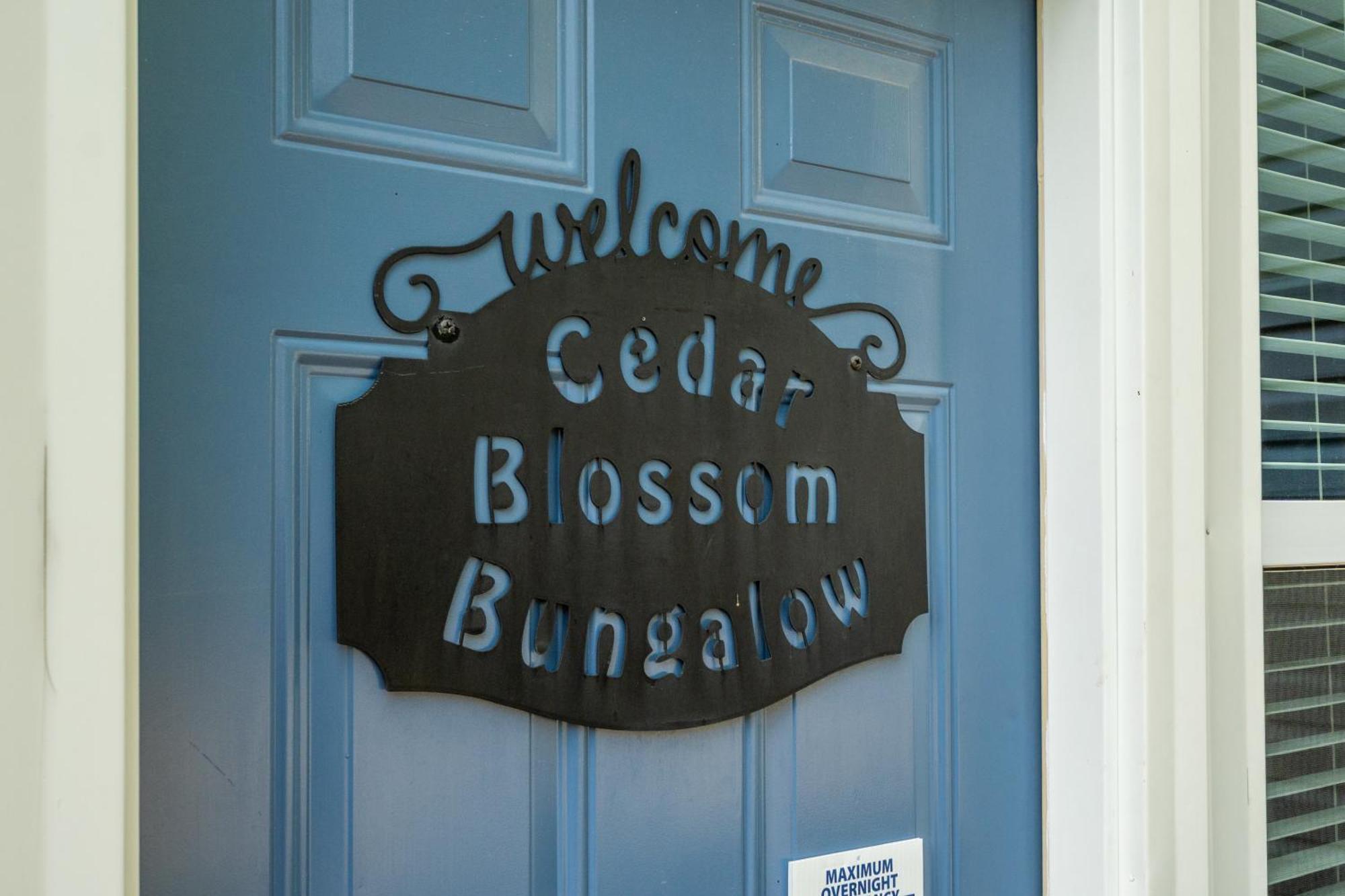 Cedar Blossom Bungalow Is A Cozy Getaway With A 5 Minute Walk To Downtown! 温泉城 外观 照片