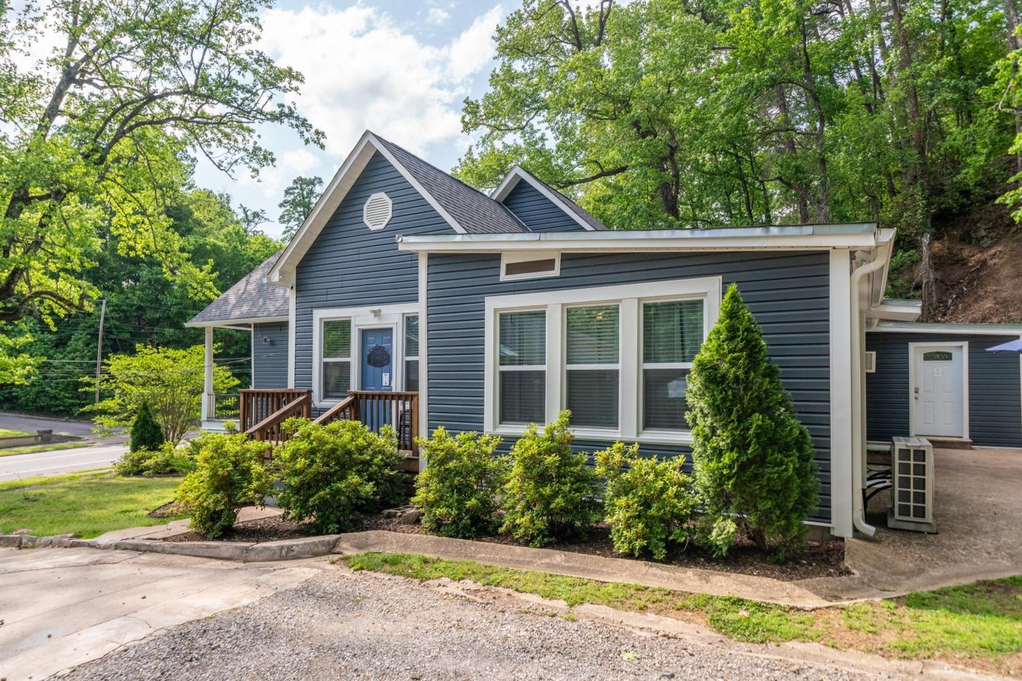 Cedar Blossom Bungalow Is A Cozy Getaway With A 5 Minute Walk To Downtown! 温泉城 外观 照片