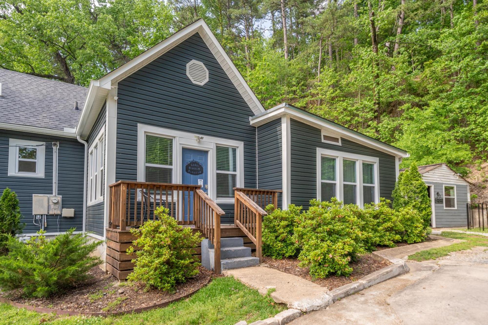 Cedar Blossom Bungalow Is A Cozy Getaway With A 5 Minute Walk To Downtown! 温泉城 外观 照片